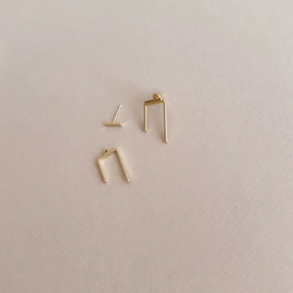 Minimalist stud earrings S830